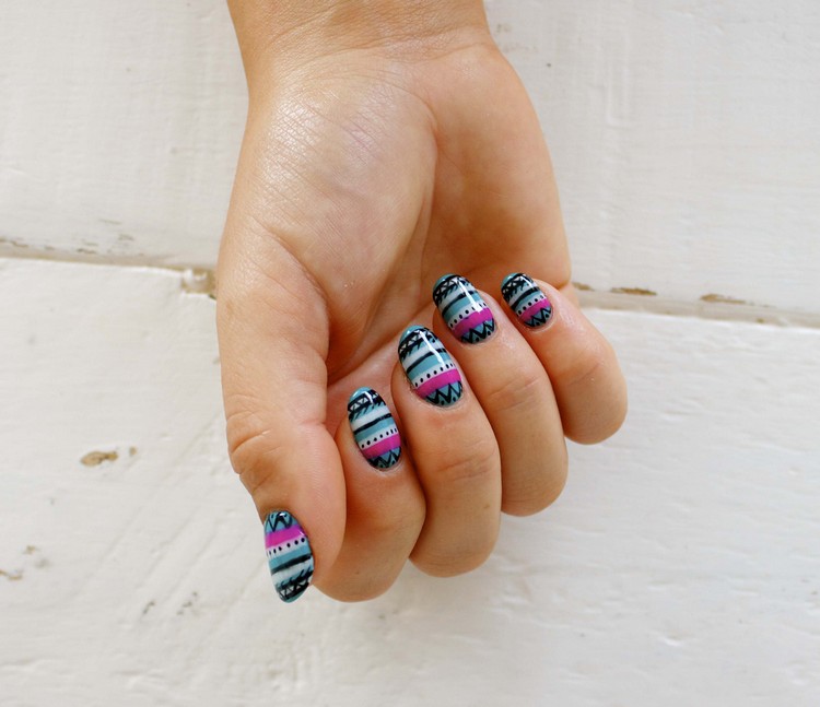 turkos-naglar-naglar-design-svart-vit-rosa-etno-mönster