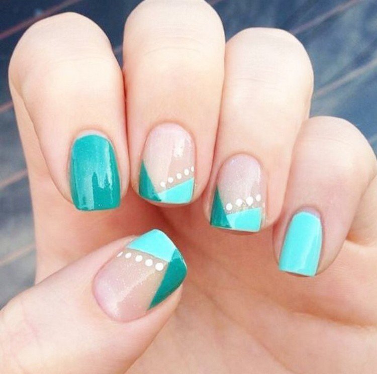 turkos-naglar-vackra-nagel-design-kombination-grön-vita-prickar