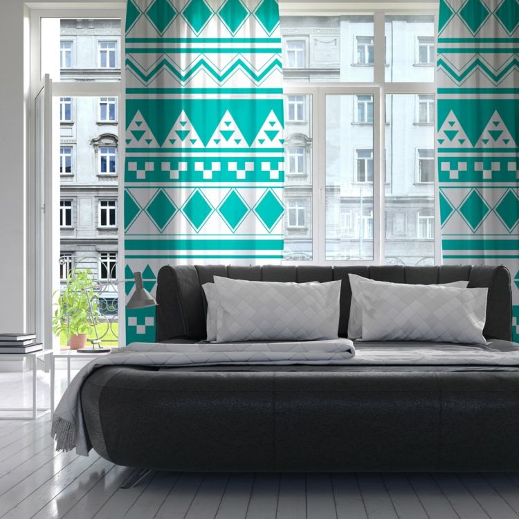 turkosa gardiner geometriska aztec mönster vit soffa läder grå