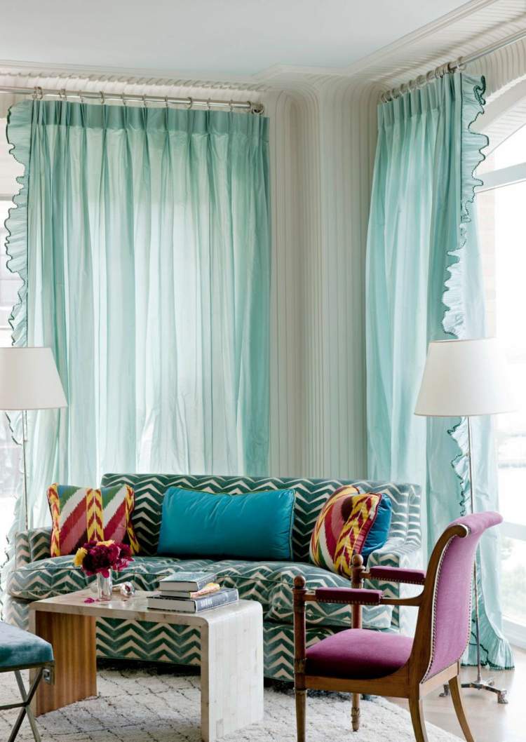 gardiner turkos vardagsrum soffa sicksack lila stol soffbord