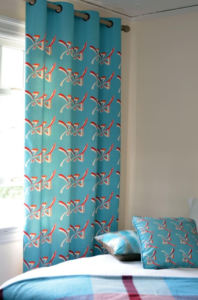 turkosa gardiner ljusblå mönster accenter sängrutiga sängkläder
