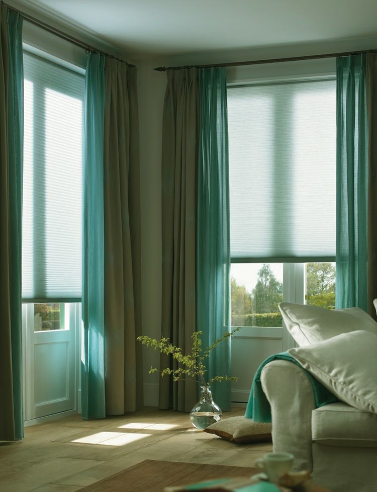 turkosa gardiner grå kombination persienner idé romantisk interiör