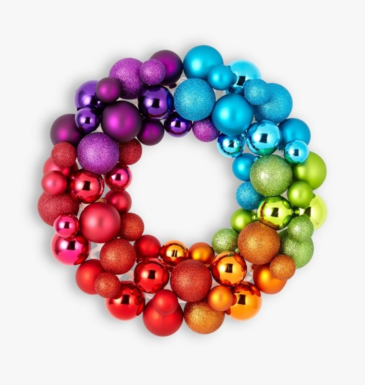 Dekorationsidé för karnevalsfesten i regnbågens färger för gott humör - Dekorera med julgransbollar