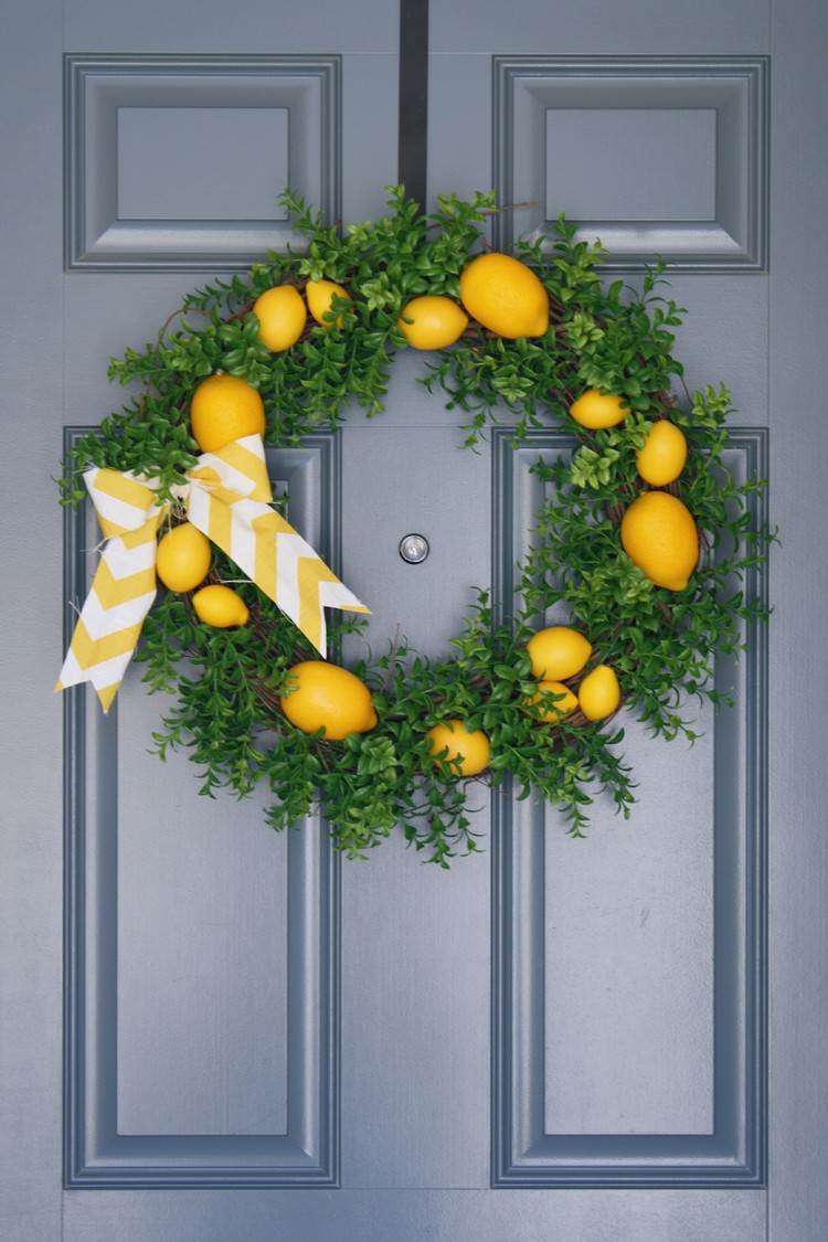 DIY enkel dörrkrans av konstgjord buxbom och dekorativa citroner