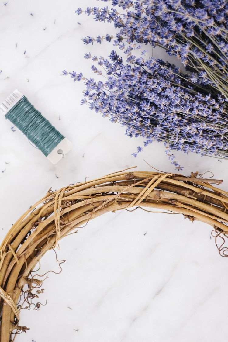 Dekorera vid dörrkrans sommar med lavendel