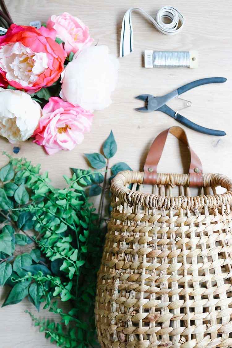 Material för blomkorg med pioner och grönska