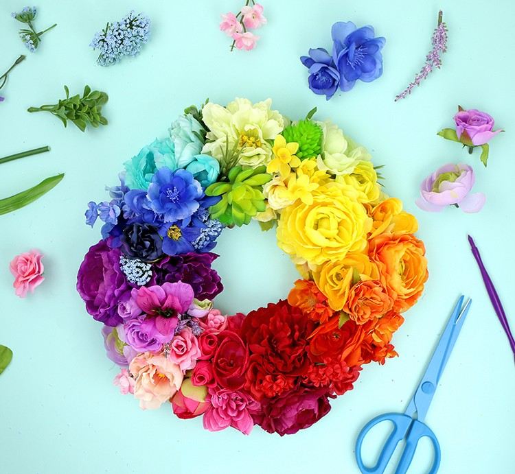 Gör en regnbågsdörrkrans själv med konstgjorda blommor