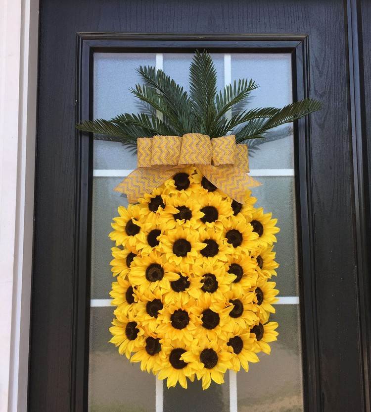 Gör ananas av solrosor som dörrdekoration på sommaren
