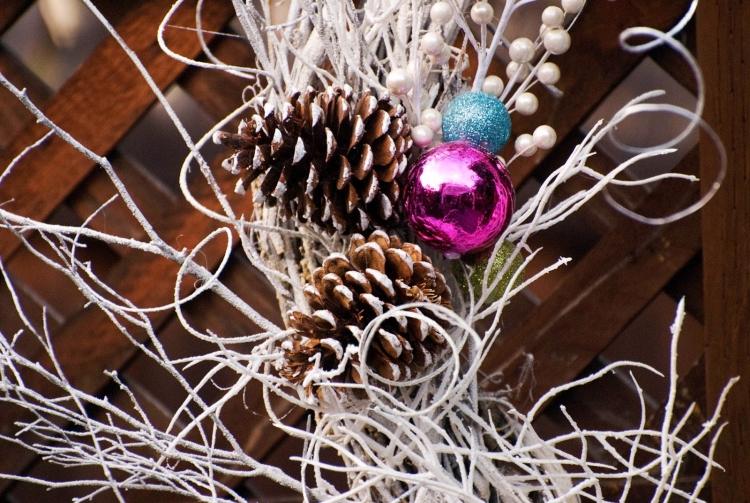 Tinker dörrkrans för jul -instruktioner-frysta-effekt-vita-strösslade-julbollar