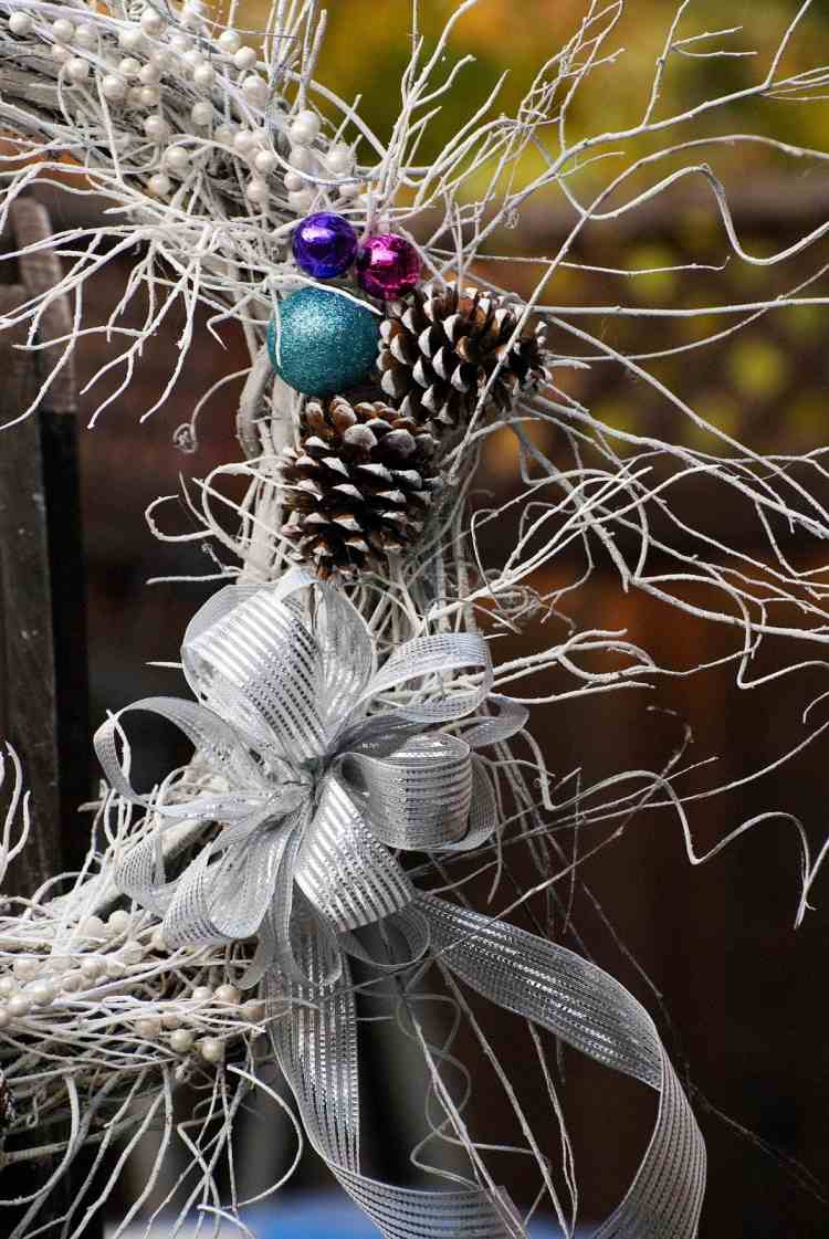 Tinker dörrkrans för jul -instruktioner-detalj-silver-vit-frusen-effekt-kvistar