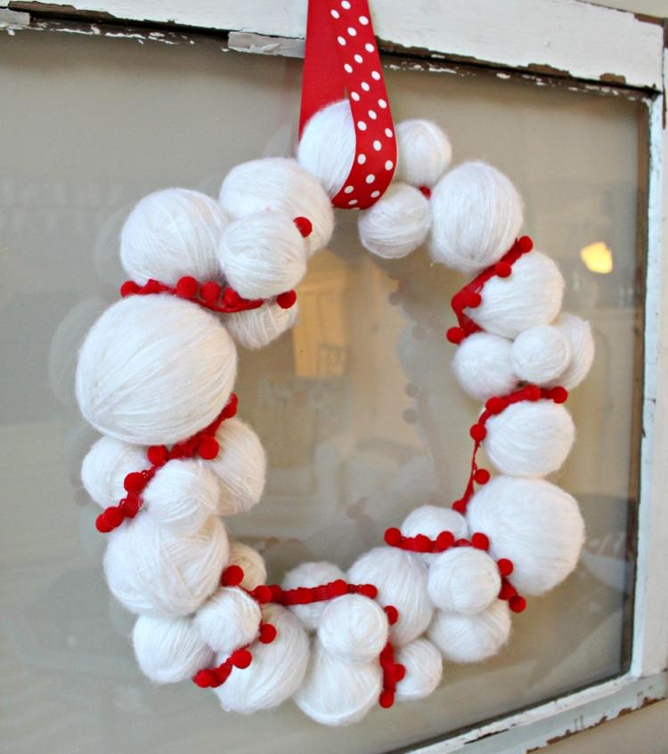 Tinker dörrkrans för jul -instruktioner-vit-garn-boll-pomponger-röd-dekoration