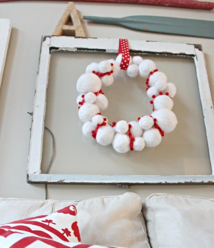 dörrkrans-jul-tinker-instruktioner-vita-pomponger-garn-boll-röd-dekoration