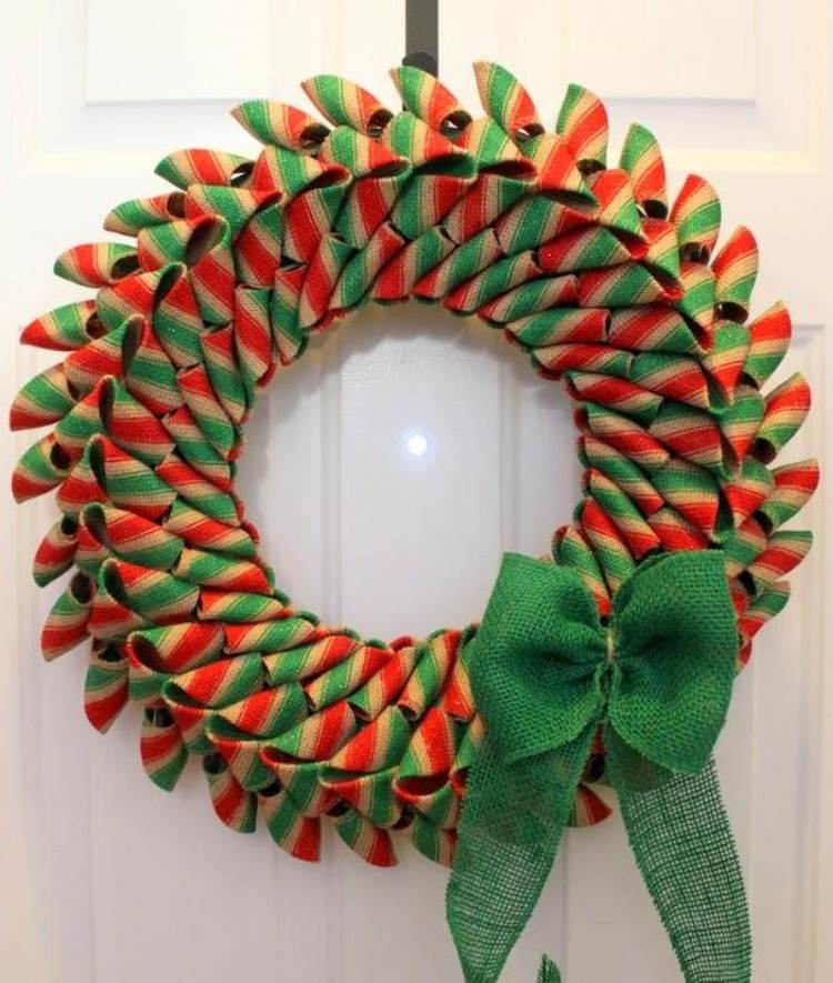 dörr-krans-jul-tinker-instruktioner-vackra-fantastiska-loop-säckväv-grön-röd