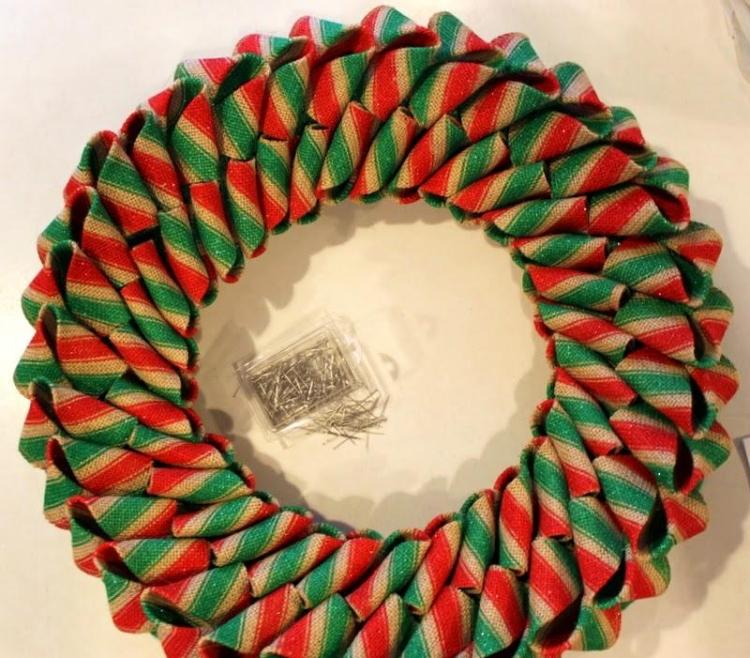 dörrkrans-jul-tinker-instruktioner-säckväv-pin-fix-grön-röd