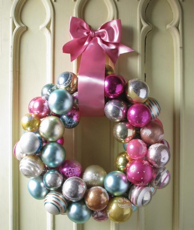 dörrkrans-jul-tinker-instruktioner-jul-bollar-fantastiska-rosa-silver-glänsande-band-godis-färger