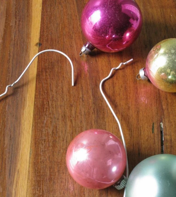 dörrkrans-jul-tinker-instruktioner-galgar-tråd-metall-ta-isär-jul-bollar-godis-färger