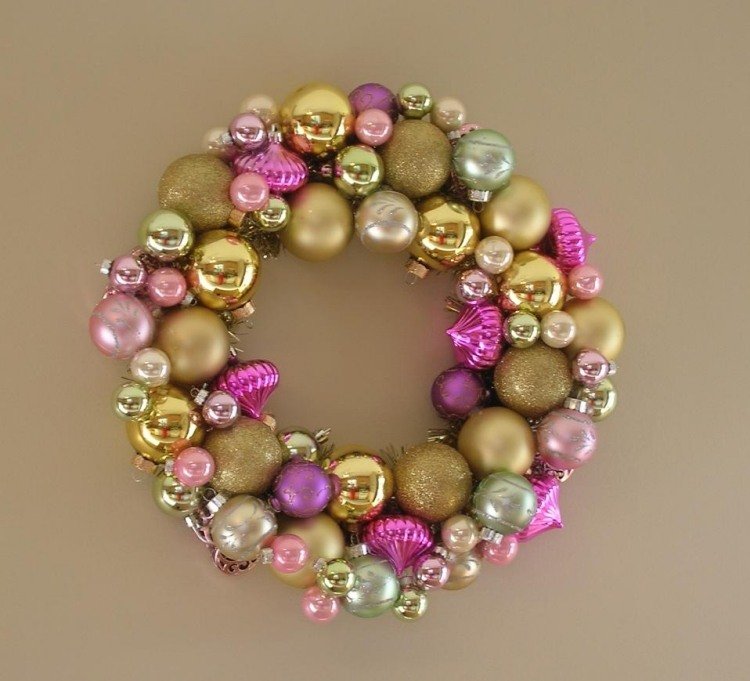 dörrkrans-jul-tinker-idéer-jul-bollar-glittrande-rosa-guld-glitter