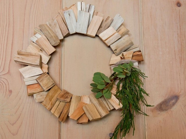 dörr-krans-jul-tinker-idéer-naturmaterial-bitar av trä-grenar-dekoration