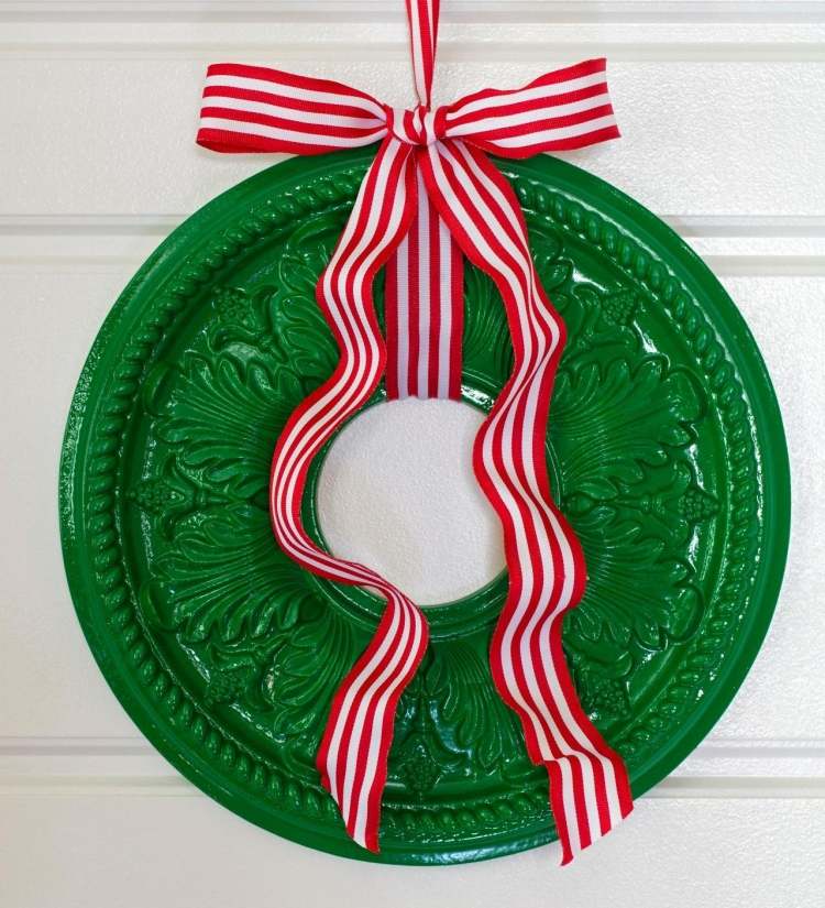 dörrkrans-jul-tinker-idéer-stuckatur-grön-färgad-band-loop-vit-röd