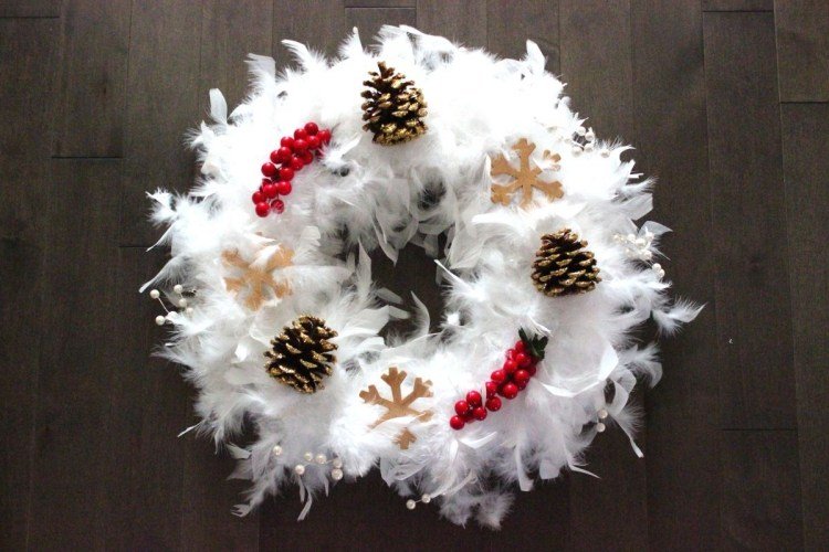 Tinker dörrkrans till jul-idéer-fjäder-vita-kottar-gosiga-röda-bär