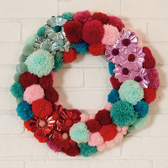 färgglatt rött grönt blå pompoms tyg