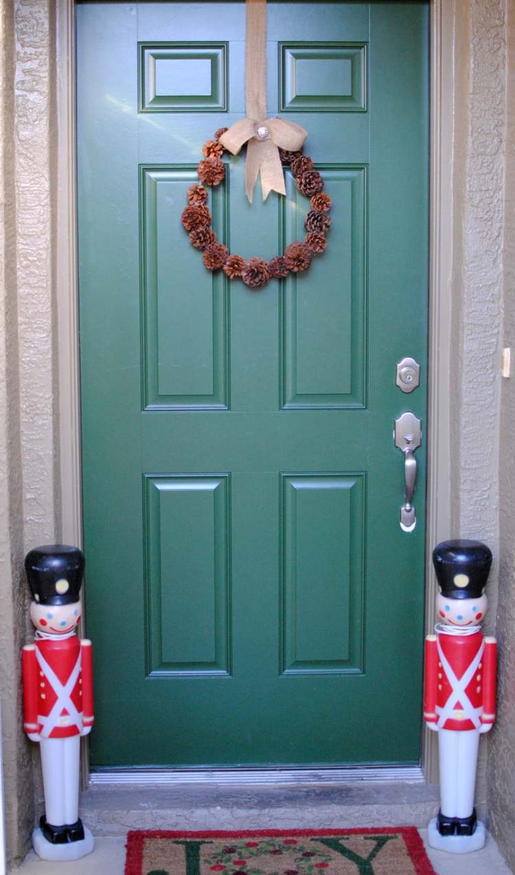 dörrkrans-till-jul-gör-själv-kottar-hus-dörr-deco-maennchen-grön