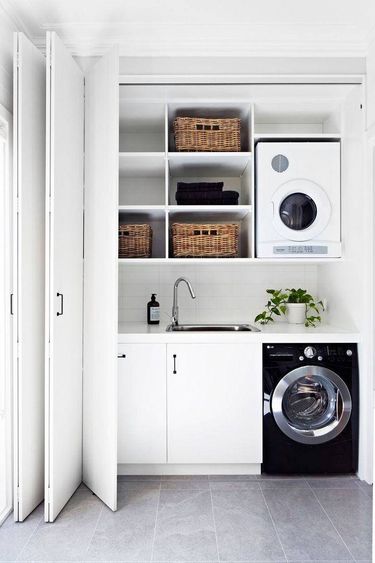 Torktumlare på tvättmaskin-inbyggda skåp-hopfällbara dörrar-vita-hyllor-diskbänk
