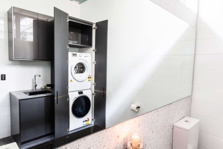 torktumlare-tvättmaskin-badrum-skåp-integrerat-grå-högglans