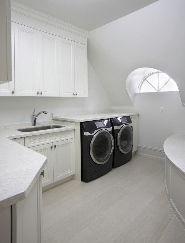 torktumlare-tvättmaskin-vind-svart-vit-kök-sluttande tak