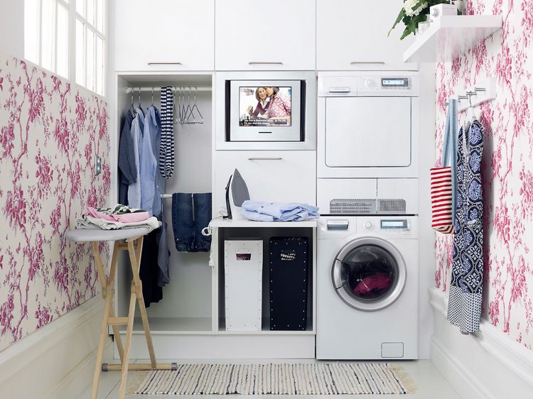 torktumlare-tvättmaskin-tvättstuga-liten-vit-tapet-blommönster