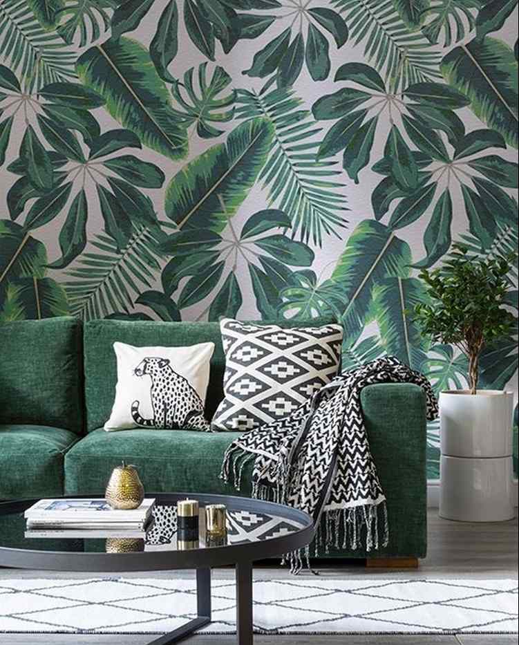 tropiska blad tapeter i vardagsrummet och hemtillbehör i etniskt utseende