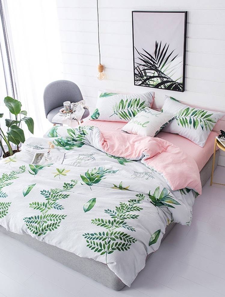 gröna blad, vita och rosa är en trevlig kombination för sovrummet