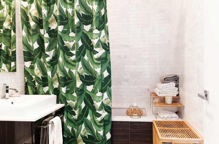 Duschdraperi med gröna blad för badrum i urban djungelstil