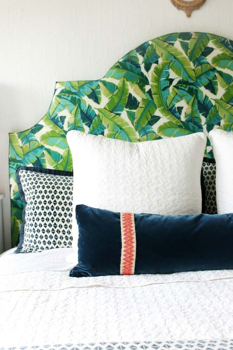 Klädd sänggavel med palmbladsmönster