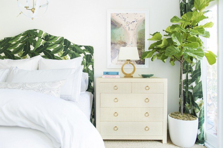 Sänggavel och gardiner med bananbladsmönster i sovrummet
