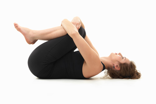 Knee To Chest Pose (apanasana) - γιόγκα για ανακούφιση του πόνου στη μέση