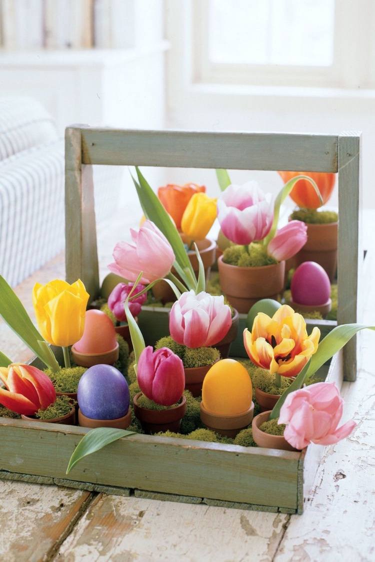 Gör ditt eget blomsterarrangemang med tulpaner och påskägg