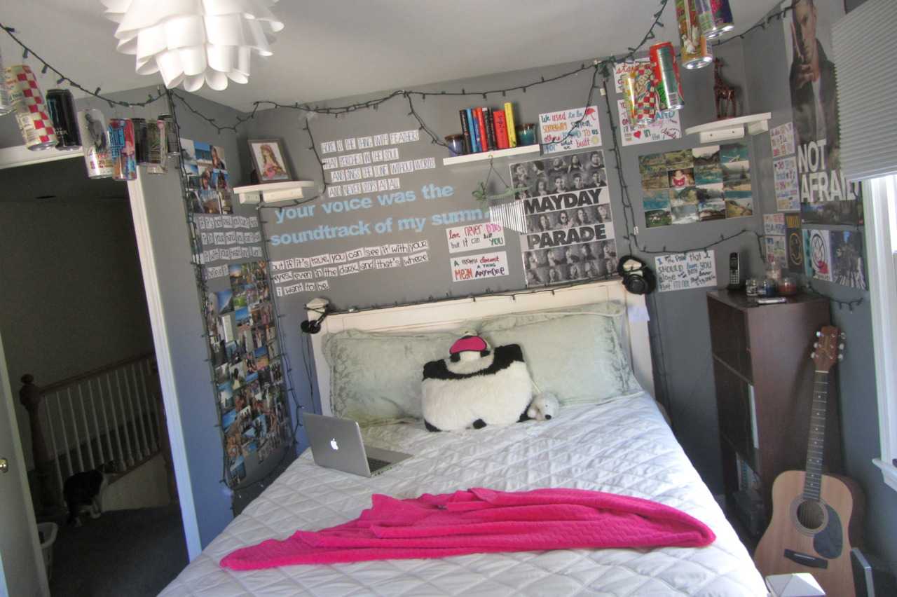 Tonåringar sovrum inrätta väggdekoration för gamla tidningar