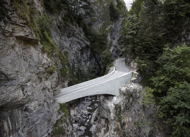 Tunnel genom Alperna -oesterreich-schaufelschluchtbrücke-berg-vandring-landskap-körning