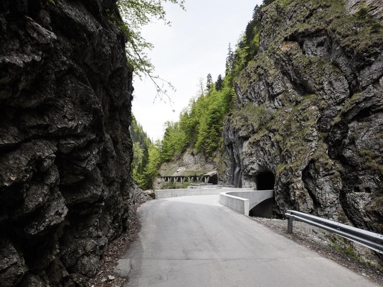 tunnel-alperna-österrike-schaufelschluchtbruecke-berg-rock-srassenbau