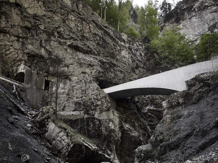 tunnel-alperna-österrike-schaufelschluchtbruecke-rock-vandring-landstrasse