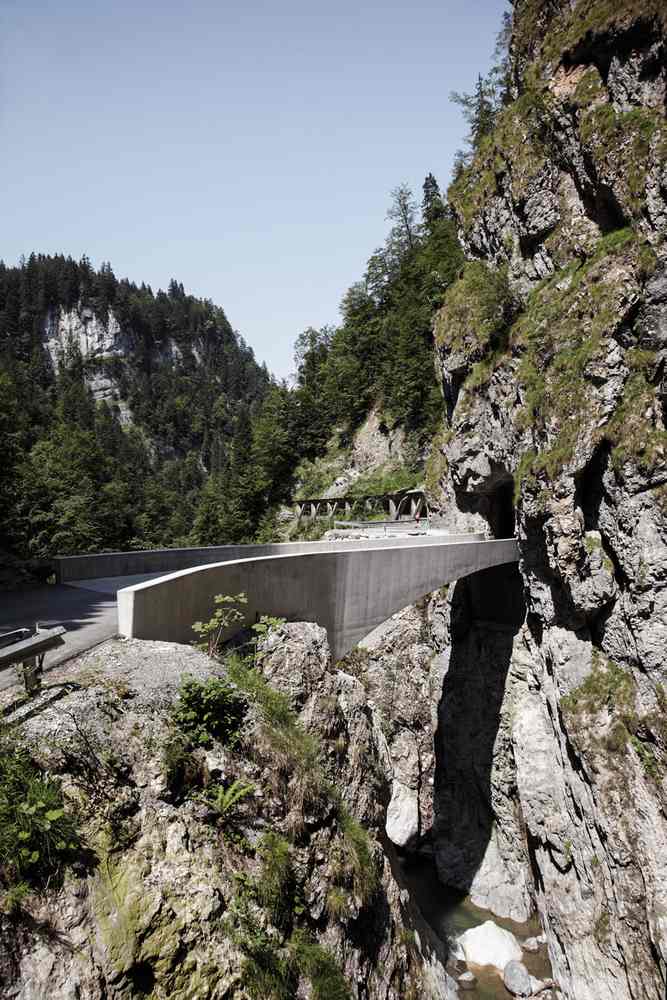tunnel-alperna-österrike-schaufelschluchtbrücke-vägkonstruktion-berg-betong