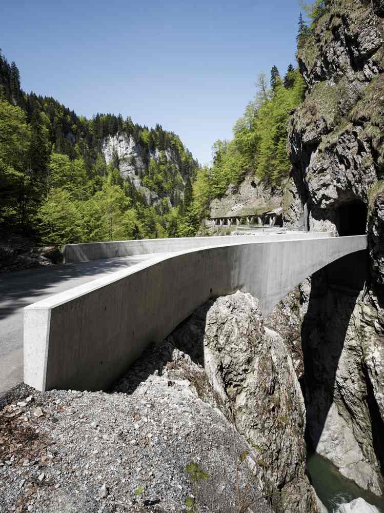 tunnel-alperna-österrike-schaufelschluchtbruecke-betong-vägbyggen-berg