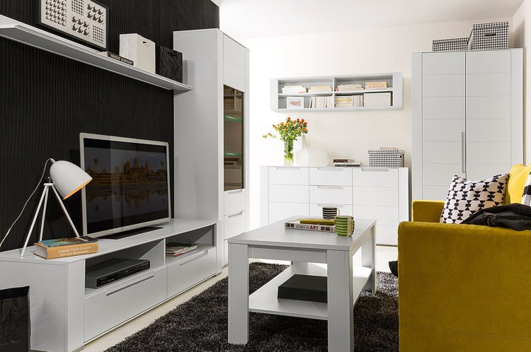 tv-möbler-vit-matt-svart-vägg-design-gul-soffa