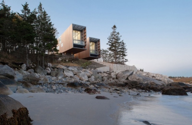 Monolitiskt hus på en sluttning Havsutsikt stenlandskap Kusten i Kanada