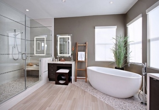 badrumsdesign duschkabin i glasskivvägg av keramiskt badkar