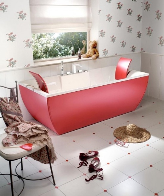 badrumsidéer färskt rött badkar med keramiska plattor i ryggstöd