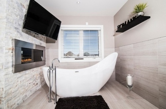 modern badrumsdesign med badkar fristående plattskärms -tv