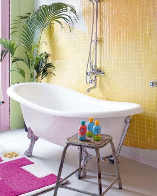 fristående badkar sidobord eklektisk mosaik väggplattor gulrosa