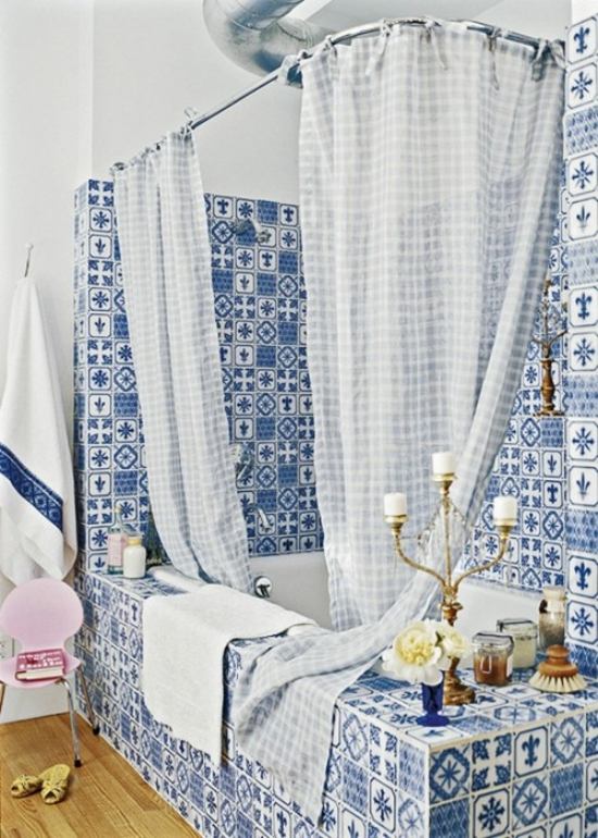 badrumsdesign duschdraperi klädda keramiska väggplattor mönstrade